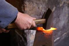 forgeron-marteau-fer-forge-images-gratuites-1560x1037.jpg