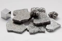 iron_electrolytic_and_1cm3_cube.jpg