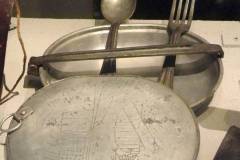 etain-mess_kit_or_meat_tin_with_trench_art_world_war_i_c._1918.jpg