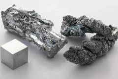 zinc_fragment_sublimed_and_1cm3_cube.jpg