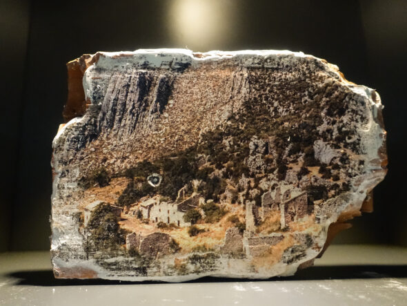 photo sur brique (ruines Soleilhas)